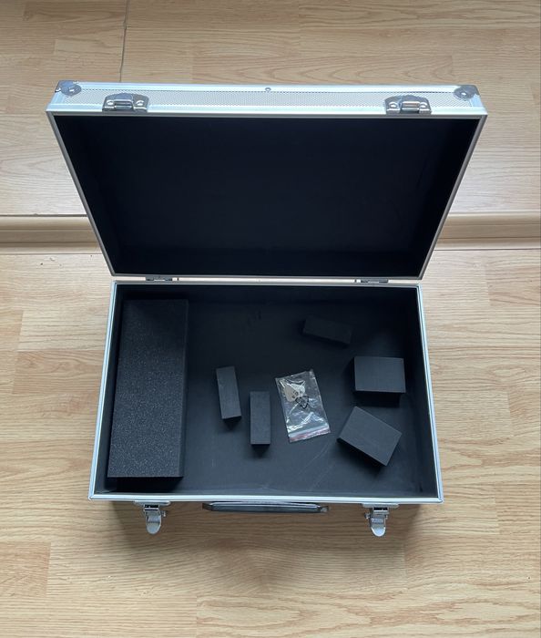 Geanta/servieta din aluminiu cu cheie argintie/silver