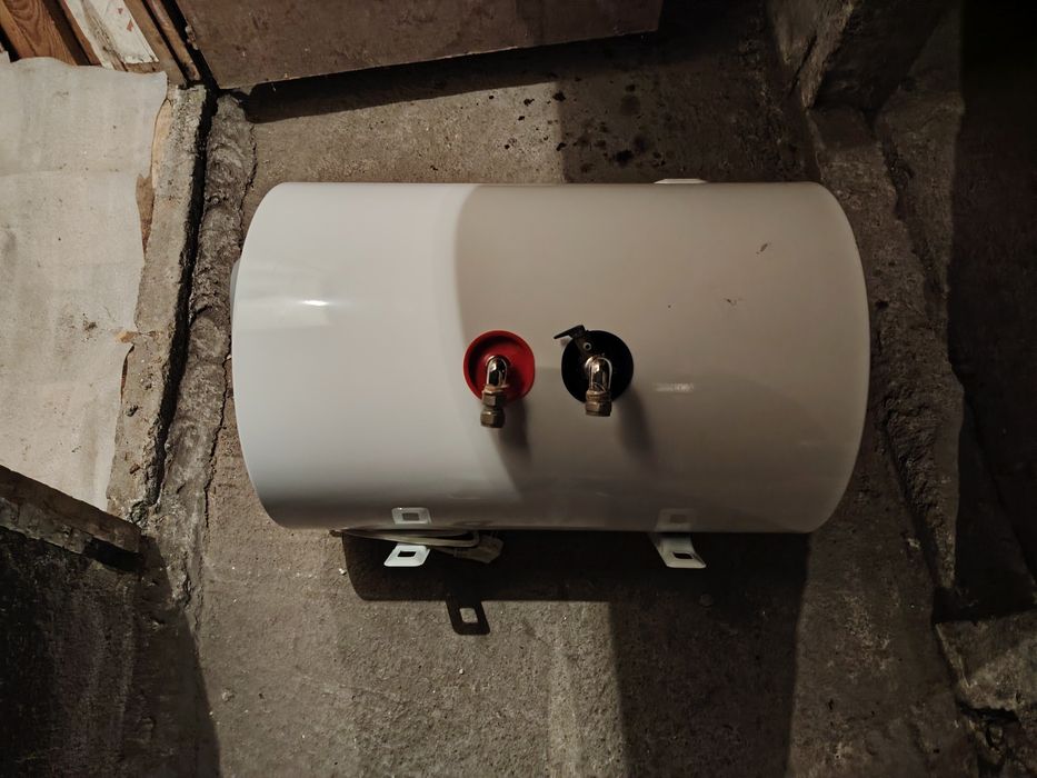 Хоризонтален бойлер Аристон 3kw ,80 литра.