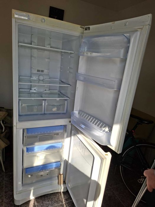 Продавам хладилник Indesit с долен фризер.