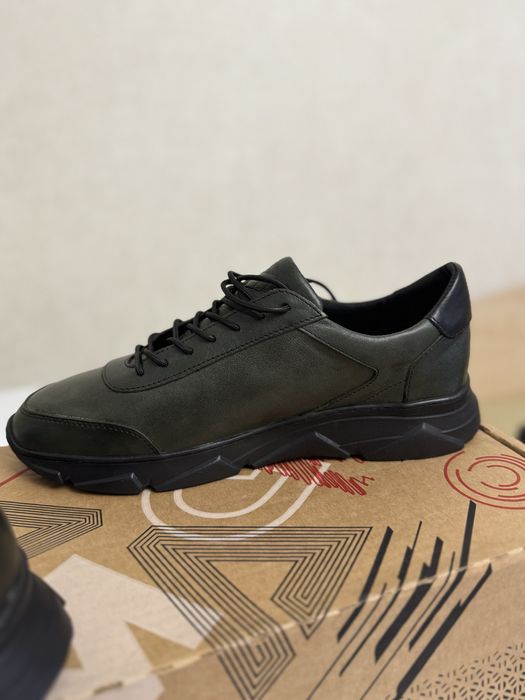 Продам мужские кожаные кроссовки.