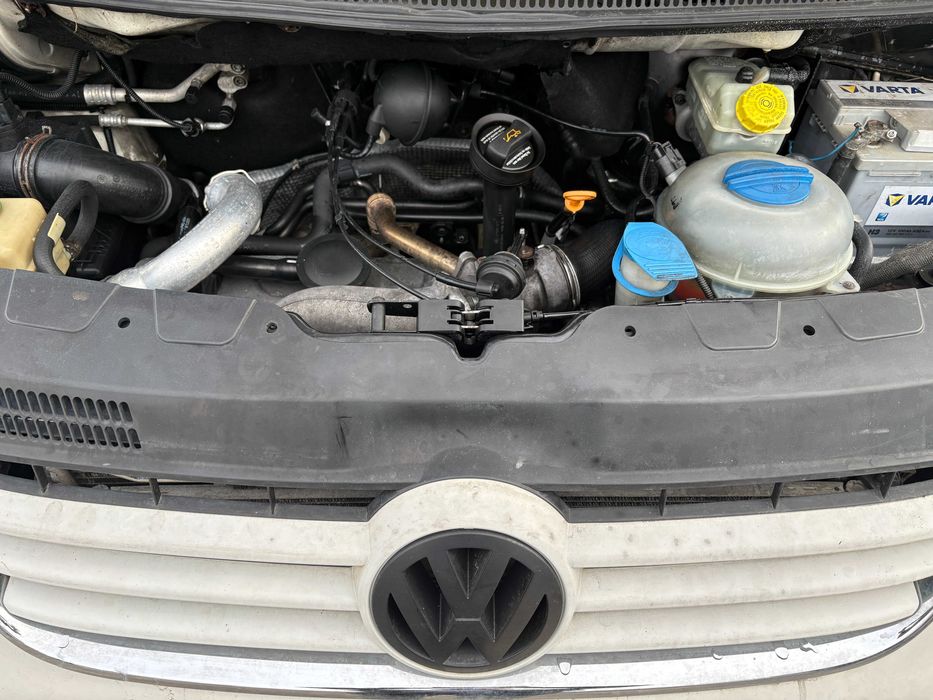 Dezmembrez PIESE Volkswagen Transporter T5 CARAVELLE 8+1 locuri 2.5 TDI 131 cp AXD BNZ 2008