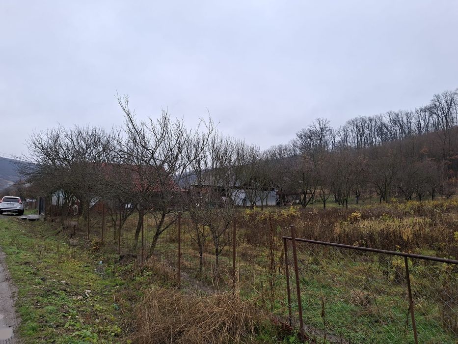 Vând casă cu teren intravilan