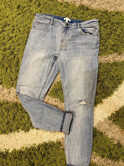 Blugi albaștri cu ruptură