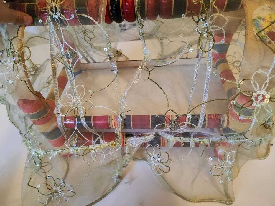 Традиционная узбекская колыбель "Бешик" с росписью и декором