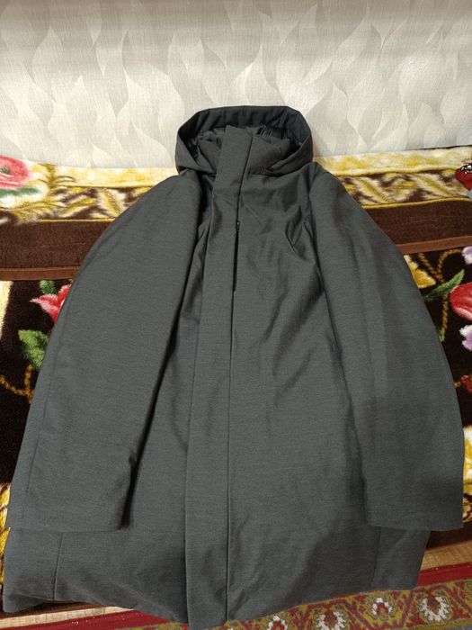 Продается оригинальная мужская демисезонная куртка.  Фирма UNIQLO