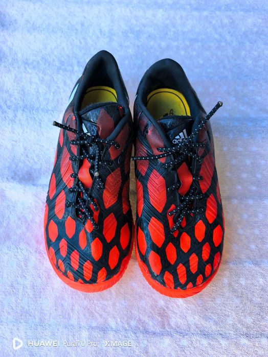 Страхотни детски футболни обувки за зала adidas номер 31 стелка 19см, като нови