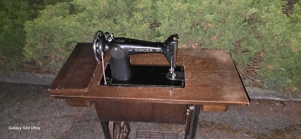 Masini de cusut vechi Singer si Rast Gasser cu mese lemn