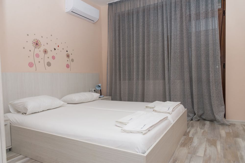 Дава се под наем Тристаен апартамент в Черноморец - 100 кв.м за 360 € - Снимка #1