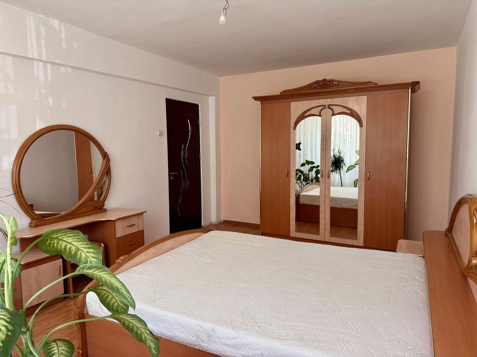 Inchiriez apartament 3 camere Decebal cu loc de parcare