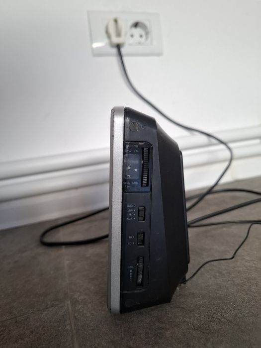 Ceas Philips cu radio si aux jack, 220v - 49 lei