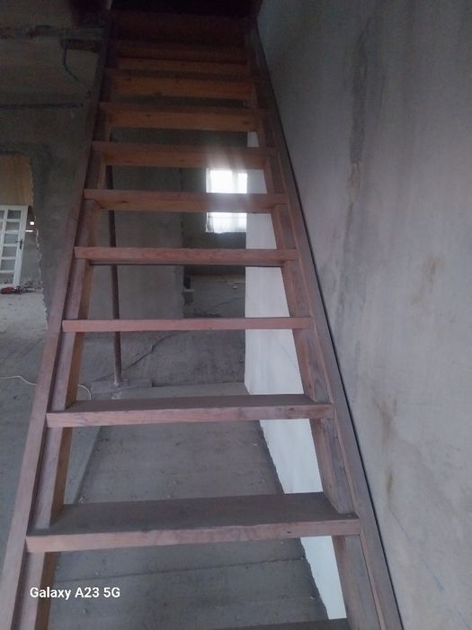 Scara din lemn de brad