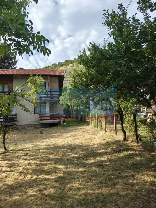 Къща - близнак в с. Боснек 100 м², двор - 288 м²