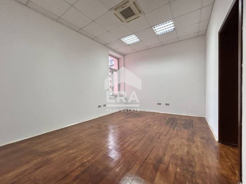 Дава се под наем Офис в София, Център - 55 кв.м за 650 € - Снимка #2