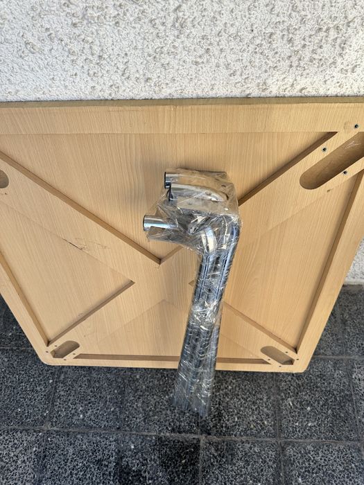 Дървена маса с метални никелирани крака