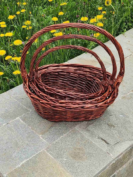 Овални бели и кафяви плетени кошници