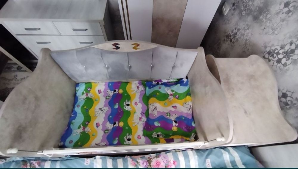 Детская мебель : 2 кровать, шкаф и тумбочка