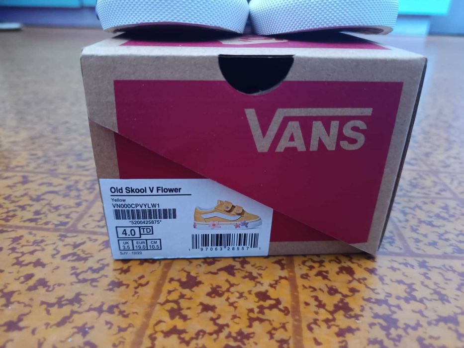 Чисто нови бебешки кецове Vans, с кутията! Размер: 19.