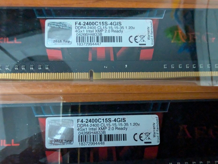 Vând 2x4g DDR4-2400 CL15-15-15-35