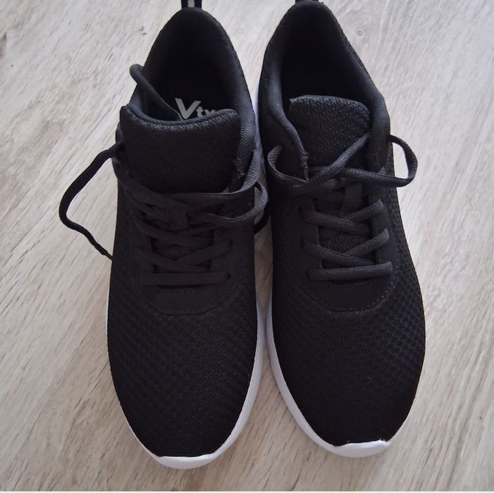 Дамски бели обувки на Adidas