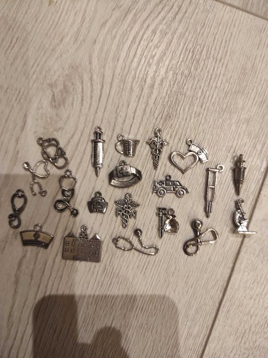 Колекция от сребърни бижута на тема медицина