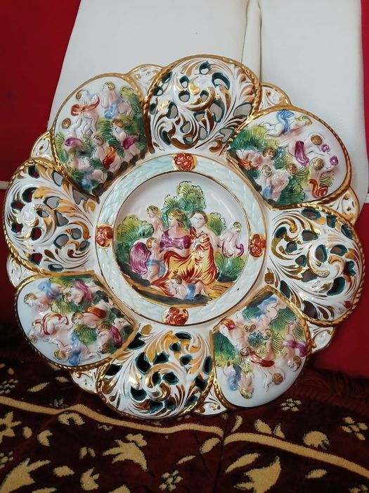 2 farfurii de colecție și o vază