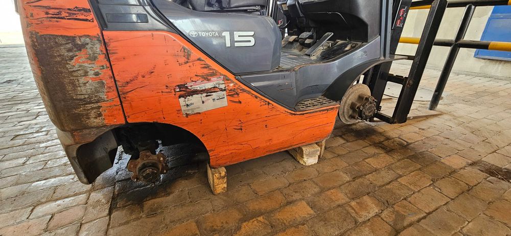 Вилочный погрузчик TOYOTA