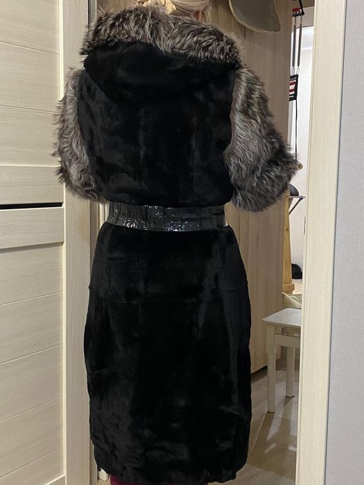 Шуба мутоновая с песцовыми вставками