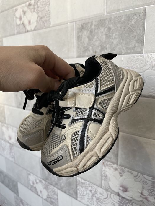 Продам кроссовки детские на весну