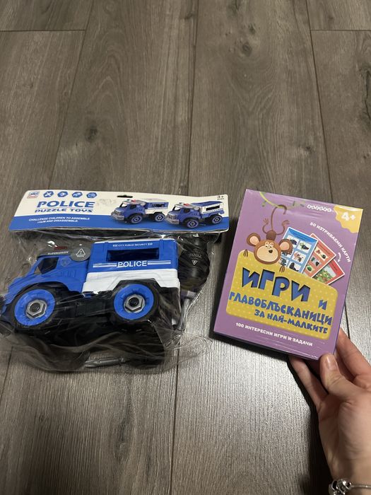 Детски играчки (джип и карти)