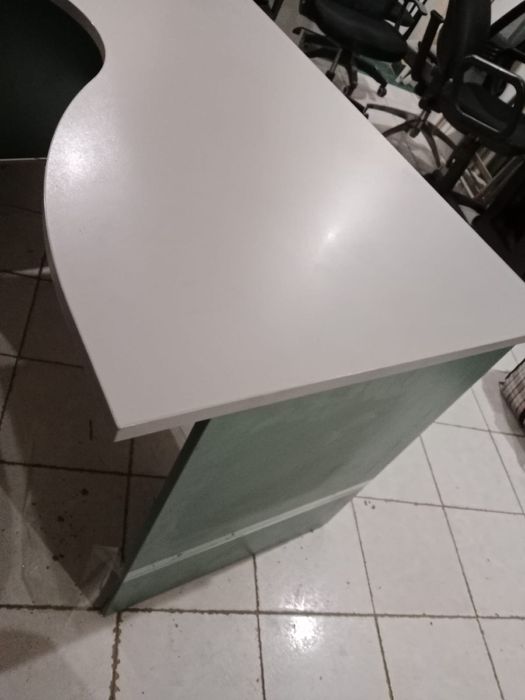 Офисные столы и кресла