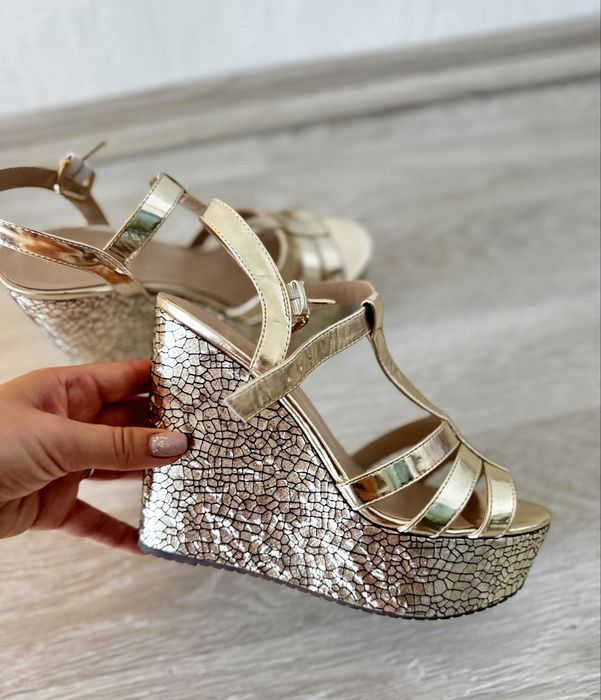 Сандали на платформа