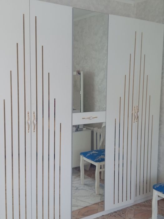 Столик с зеркалом от сп гарнитура