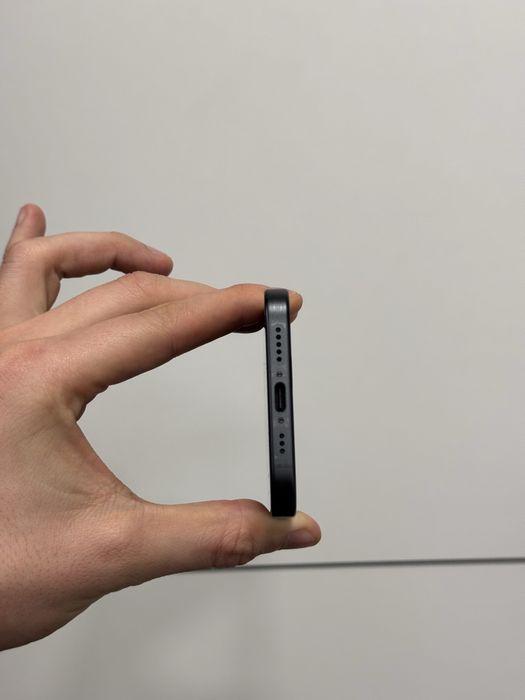 Продавам iPhone 16 с гаранция