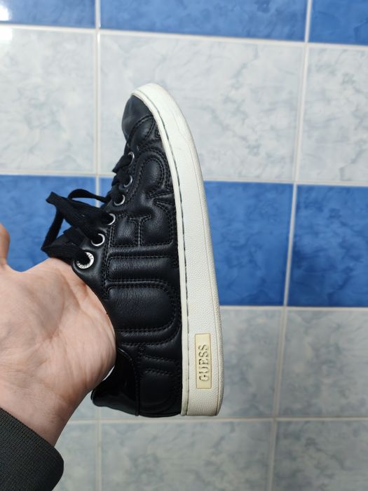 Adidași Guess Loven Logo Statement