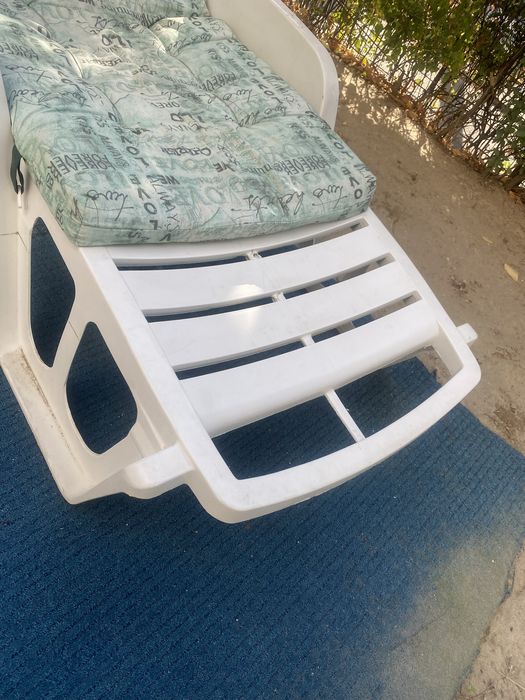 Sezlong din plastic alb