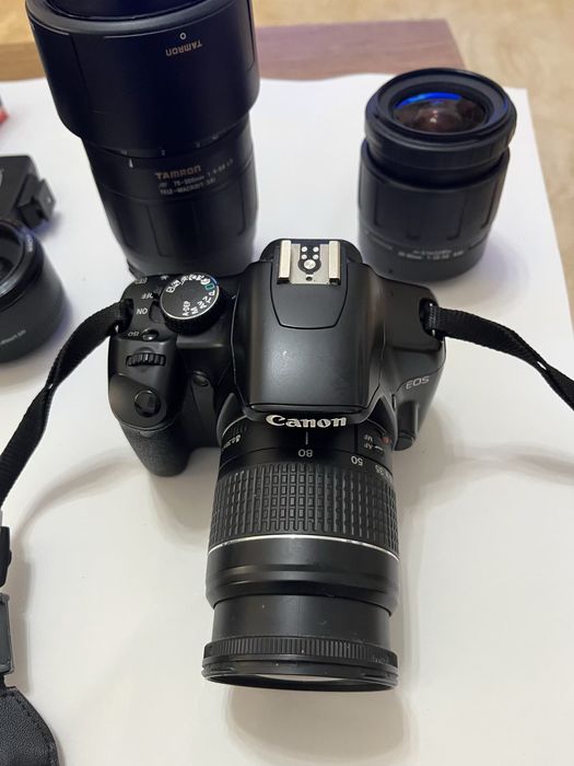 Accept o oferta de pret! Aparat foto profesional Canon EOS Rebel XSi cu tot setul!