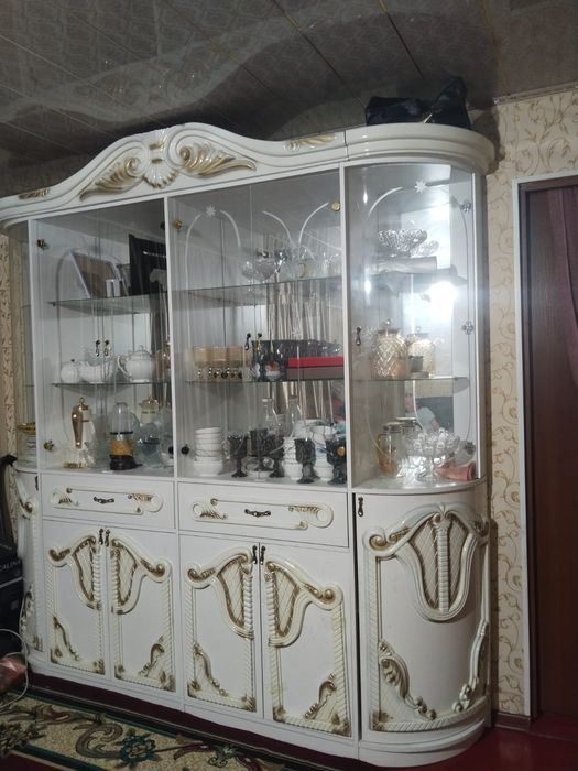 Продам хороший сервант для посуды