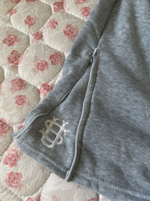 Штаны серые.