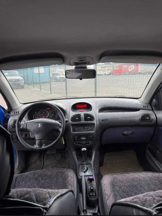 Продам автомобиль Peugeot  хэтчбек