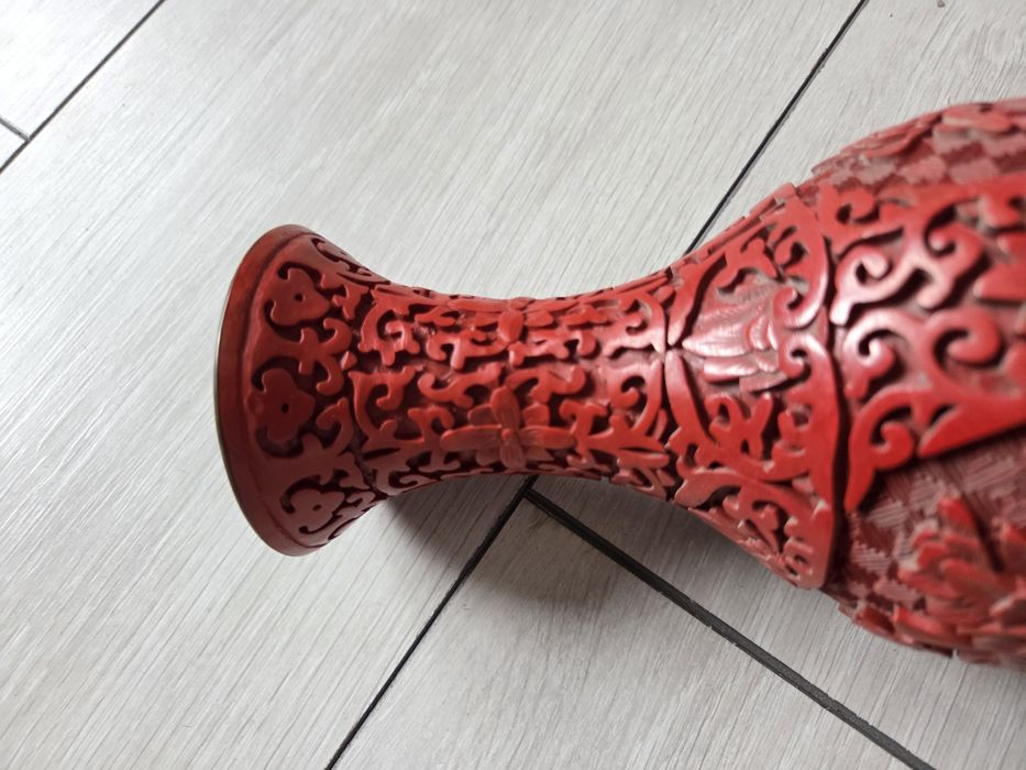 vază veche chinezească din cinabru sculptat