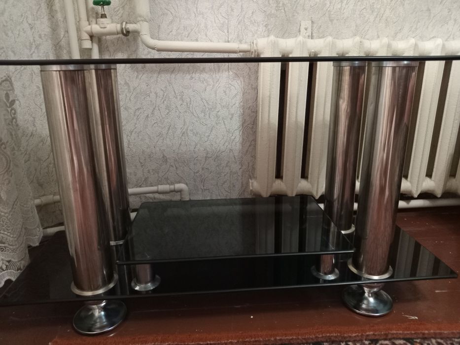 Стеклянный столик 3х полки 167см.×35см.×1см