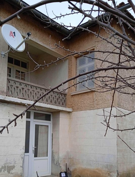 Продава се къща с двор, харман, градина и селскостопански постройки