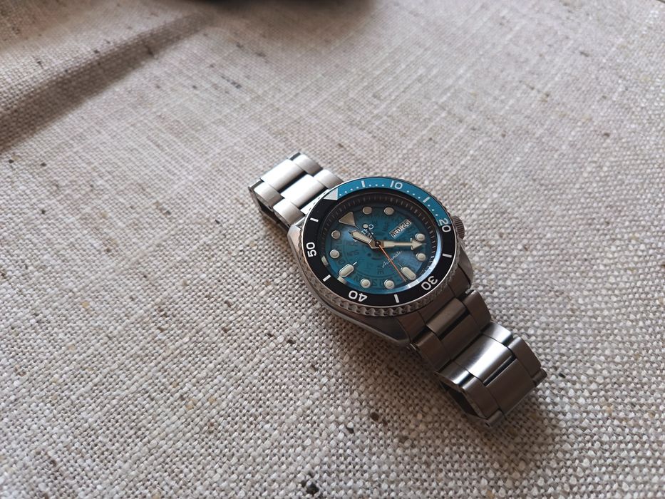 Vând ceas automatic Seiko diver 5 , bezele rotativ , afișează data și ziua