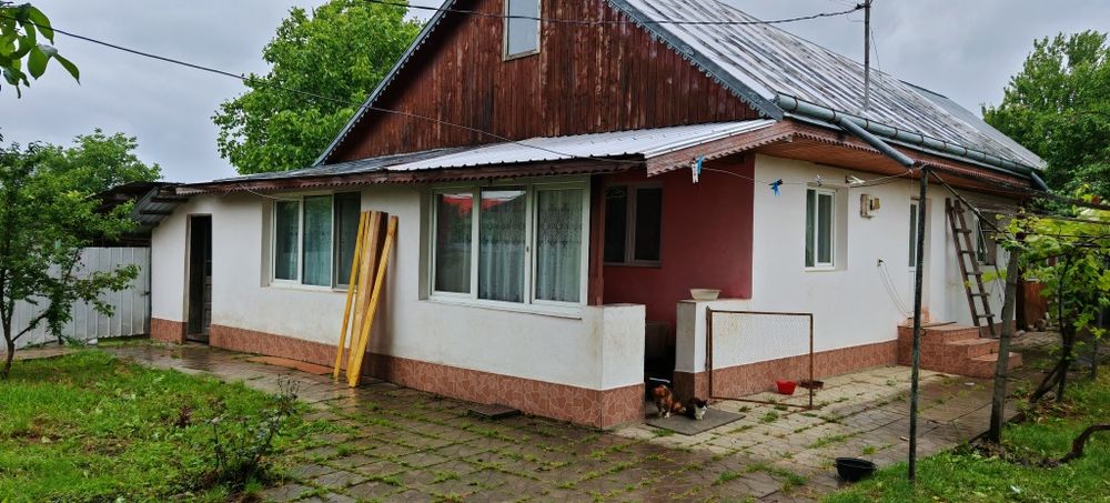 Casă bătrânească, locuibilă cu puțină gospodărire.