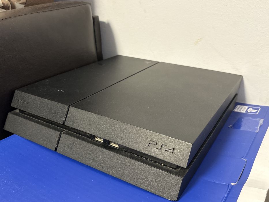 PlayStation 4 FAT + Controller + 5 Jocuri