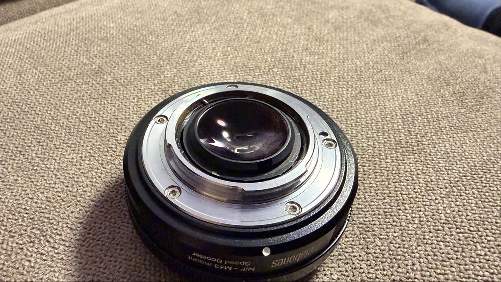 Vând adaptor Metabones Speed Booster Nikon F/G → Micro Four Thirds (MFT).
