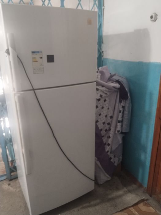 Продам большой холодильник