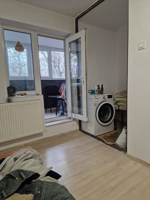 Garsoniera piața Reșița etaj 3 ,balcon mare preț 29000 euro