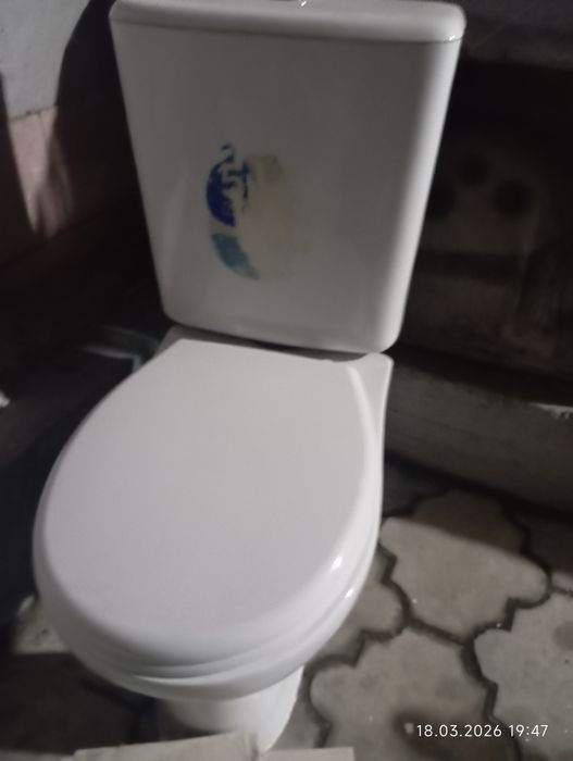 унитаз, чистый целый.