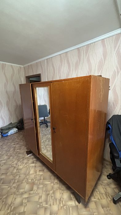 Продам шкаф с зеркалом